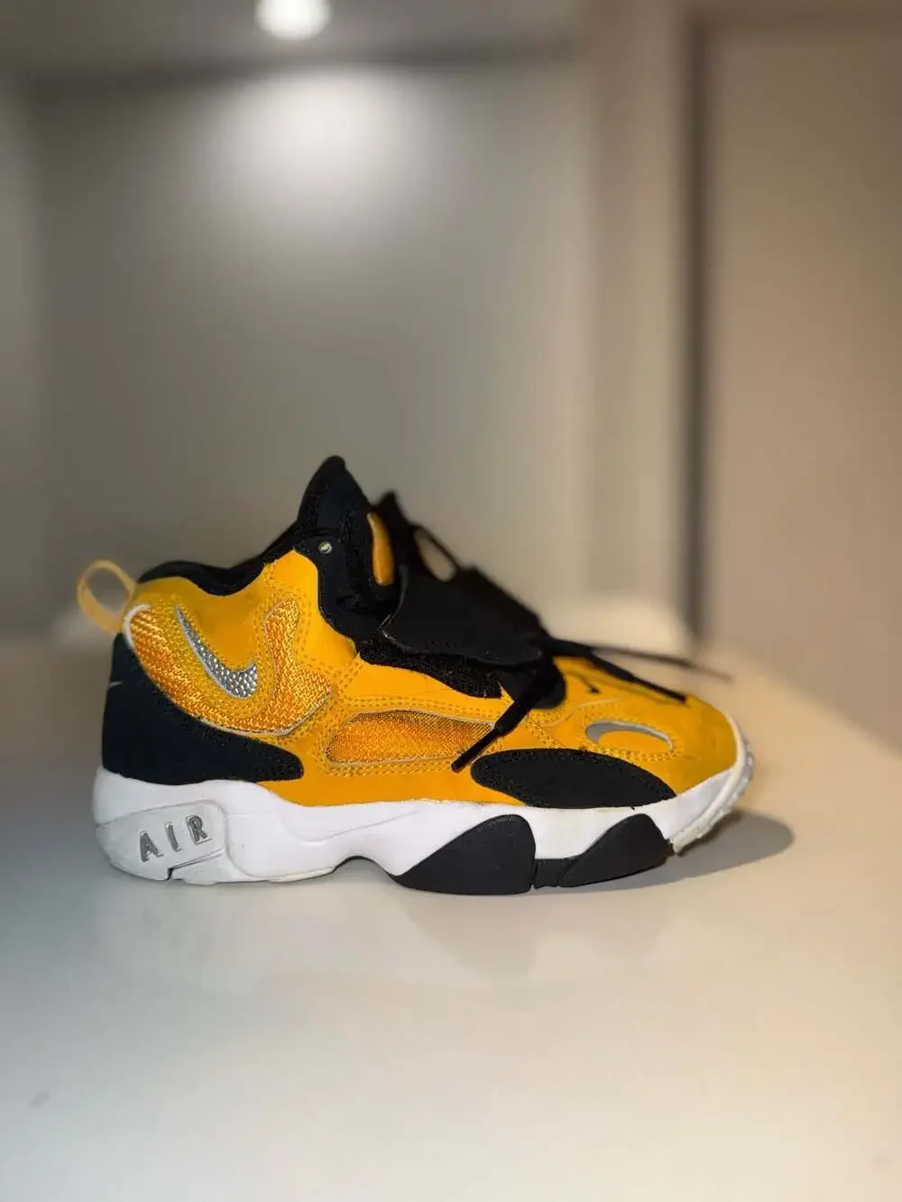 Nike Air Speed Turf University Gold Black White GS Size 4Y